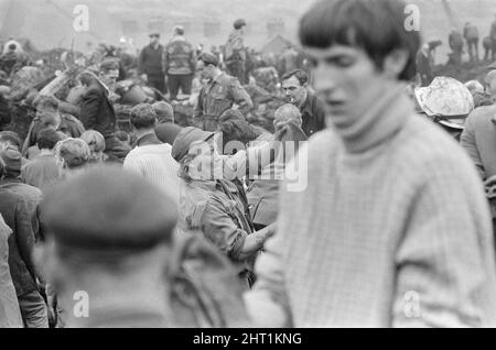 Aberfan - 21st octobre 1966 les hommes locaux et les services d'urgence creusent à la hâte dans la boue pour les survivants de la Pantans Junior School. Le désastre d'Aberfan a été l'effondrement catastrophique d'un pourboire de collierie dans le village gallois d'Aberfan, près de Merthyr Tydfil. Elle a été causée par une accumulation d'eau dans la roche accumulée et le schiste, qui a soudainement commencé à glisser en descente sous forme de lisier et a englouti la Pantglas Junior School ci-dessous, le 21st octobre 1966, tuant 116 enfants et 28 adultes. Le site de l'école d'origine est maintenant un jardin commémoratif. Photo prise le 21st octobre 1966The ev Banque D'Images