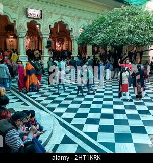 Vrindavan, Inde, février 12 2022 - pèlerins dans le temple ISCON pendant le mois sacré de Kartika, vue intérieure du temple ISKON de Vrindavan pendant Ekadash Banque D'Images