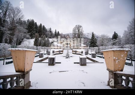 Vue sur le jardin du château de Linderhof dans la neige d'hiver contre un ciel nuageux, Bavière, Allemagne Banque D'Images