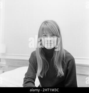 Françoise Hardy, chanteuse française photographiée dans sa chambre d'hôtel, Londres, 3rd novembre 1966. Françoise Hardy est au Royaume-Uni pour une session d'enregistrement et doit apparaître sur l'émission télévisée de la BBC Juke Box jury. Banque D'Images
