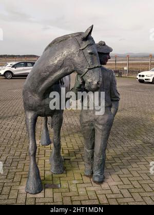 Le carter et sa sculpture de cheval par David Annand, rivière Irvine Quayside, Irvine, North Ayrshire, Écosse, Royaume-Uni Banque D'Images