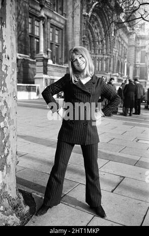 Julie Christie sur place, à l'extérieur du Victoria and Albert Museum, à South Kensington, filant « Darling ». 5th janvier 1965. Banque D'Images