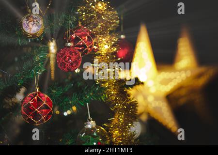 Gros plan petit foyer de boules rouges de Noël accrochées à l'arbre de Noël Banque D'Images