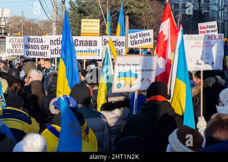Toronto, ON, Canada – le 25 février 2022 : des manifestants avec des bannières et des drapeaux ukrainiens se trouvent près du consulat ukrainien lors de la manifestation contre le Th Banque D'Images