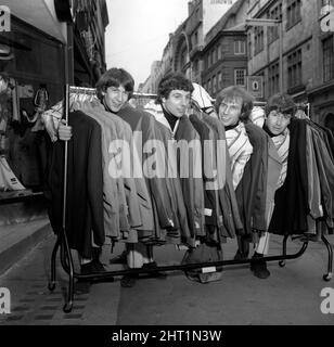 Ronnie Bond, Peter Staples, Chris Britton et Reg Presley du groupe pop The Troggs, photographiés à la boutique « Take Sir » de Wardour Street, Londres. Sid Brant, le propriétaire du magasin leur avait promis £1 000 vêtements s'ils avaient libéré un single qui faisait le top cinq. Leur record 'Wild Thing' est maintenant numéro deux dans les graphiques mai 1966 Banque D'Images