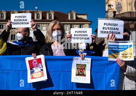 Turin, Italie. 26 février 2022. Des manifestants tiennent des pancartes lors d'une manifestation contre l'opération militaire russe en Ukraine. Le 24 février 2022, la Russie a lancé une invasion à grande échelle de l'Ukraine. Credit: Nicolò Campo/Alay Live News Banque D'Images