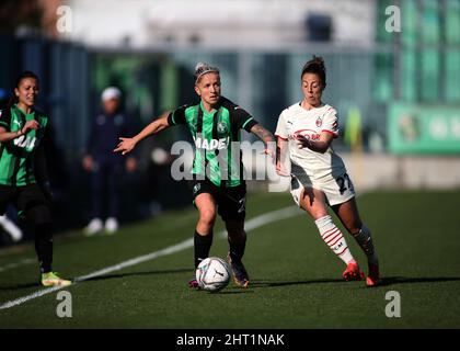 Sassuolo, Europe. 26th févr. 2022. Sassuolo, Italie, février 26 2022: Clelland Lana (26 Sassuolo Calcio Femminile) et Linda Tucceri Cimini (27 AC Milan) en action pendant la série A Femminile jeu entre Sassuolo et Milan au Stadio Enzo Ricci à Sassuolo, Italie Michele Finessi/SPP crédit: SPP Sport Press photo. /Alamy Live News Banque D'Images