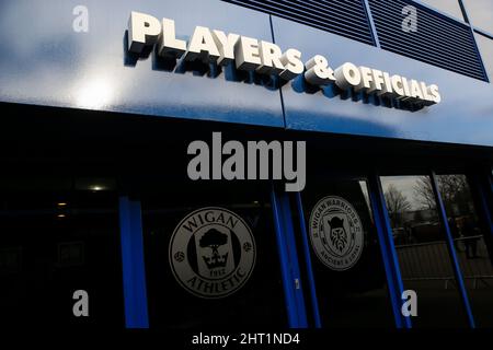 Les joueurs et les officiels de Wigan Athletic doivent entrer avant le match de la Sky Bet League One au stade DW, à Wigan. Date de la photo: Samedi 26 février 2022. Banque D'Images