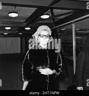 Sophia Loren quittant l'aéroport de Londres pour Paris. Novembre 1965. Banque D'Images