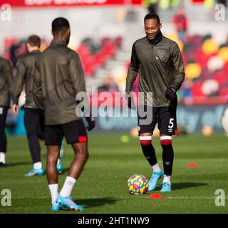 LONDRES, ROYAUME-UNI. FÉV 26th Ethan Pinnock de Brentford se réchauffe lors du match de la Premier League entre Brentford et Newcastle United au Brentford Community Stadium, Brentford, le samedi 26th février 2022. (Credit: Federico Maranesi | MI News) Credit: MI News & Sport /Alay Live News Banque D'Images