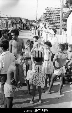 Angela Wallace, volontaire britannique aux Nations Unies, âgée de 21 ans, d'Ayr, en Écosse, travaille dans les quartiers pauvres de Rio de Janeiro, au Brésil, photographiés le 22nd avril 1966. John Pilger Feature les jeunes en action Banque D'Images