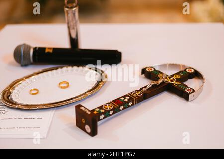 Gros plan des anneaux de mariage sur l'assiette avant la cérémonie. Banque D'Images