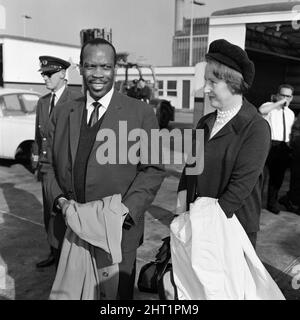 Le premier ministre de Bechuanaland, Seretse Khama, et son épouse Ruth Williams Khama arrivant à l'aéroport de Londres depuis l'Afrique du Sud. 20th octobre 1965. Banque D'Images