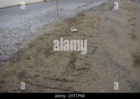 Mot « aide » dessiné sur le sable de la plage Banque D'Images