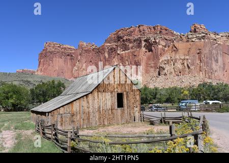 Vue de Gifford Barn encore une fois le quartier historique rural de Fruita du parc national de Capitol Reef, Utah Banque D'Images