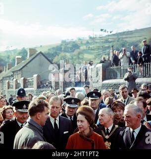 La Reine et le prince Philip visitant Aberfan.29th octobre 1966. Les événements du vendredi 21 octobre 1966 Pointe no 7, qui était à 500 pieds au-dessus du village d'Aberfan, près de Merthyr Tydfil, a commencé à glisser à 9,15 heures du matin. C'était le dernier jour avant la mi-mandat dans les écoles de Pantglas ci-dessous. Il a d'abord frappé une ferme, tuant tout le monde. Il engloutit ensuite la Pantglas Junior School, tuant 109 enfants et cinq enseignants. Seulement une poignée des enfants âgés de sept à dix ans ont survécu. La pointe comprenait des déchets de collierie, liquéfiés par les ressorts situés en dessous. Le glissement de débit liquéfié d'environ 100 000 tonnes de sl Banque D'Images