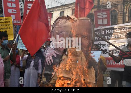 Kolkata, Bengale occidental, Inde. 26th févr. 2022. Les militants de gauche des membres du parti du Centre d'unité socialiste de l'Inde (SUCI) protestent et brûlent les effigies du président russe Vladimir Poutine et du président américain Joe Biden qui s'embrassent alors qu'ils protestent contre l'invasion russe en Ukraine lors d'un rassemblement à Kolkata. (Credit image: © Sudipta Das/Pacific Press via ZUMA Press Wire) Banque D'Images