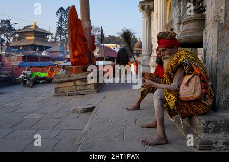 Katmandou, ne, Népal. 26th févr. 2022. Sadhus au temple de Pashupatinath, un temple hindou connu dans le monde entier, à l'approche du festival annuel de Mahashivaratri, à Katmandou, au Népal, le 26 février 2022. (Image de crédit : © Aryan Dhimal/ZUMA Press Wire) Banque D'Images