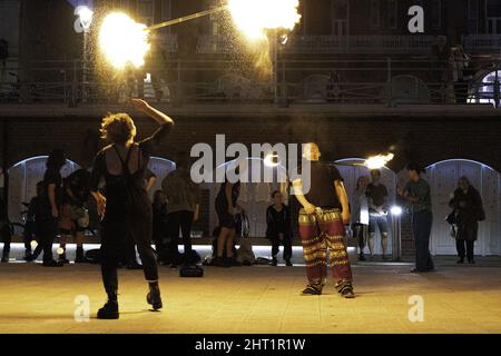 Danseuses de feu qui se produisent sur le front de mer de Brighton la nuit. ROYAUME-UNI Banque D'Images