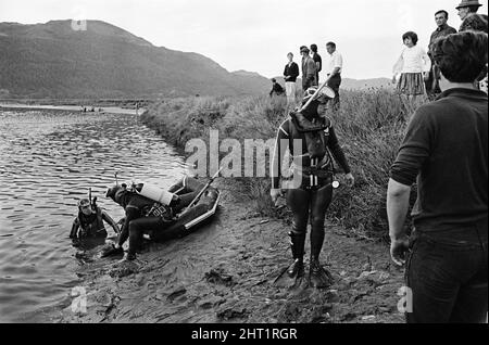 Le bateau de plaisance Prince of Wales a chaviré et a fait passer ses 39 passagers dans l'estuaire du Mawddach à Penmaenpool, Merioneth, au nord du pays de Galles, le 22nd juillet 1966 . La visite de l'après-midi d'été est devenue une lutte soudaine pour la survie alors que le bateau faisait un virage en « U » vers une jetée d'atterrissage. Le prince de Galles a été balayé contre un pont à péage. Un trou a été déchiré dans le bateau et il a coulé en trois minutes. Entraînant la mort de 15 personnes, dont 4 enfants. Sur la photo, des grenouille fouillant la scène de l'accident. 23rd juillet 1966. Banque D'Images