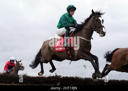 Dimanche paisible, crié par James Joseph Slevin avant de gagner l'obstacle rouge aux enchères irlandais Connolly MILLS EBF Auction Maiden à l'hippodrome de Fairyhouse. Date de la photo: Samedi 26 février 2022. Banque D'Images