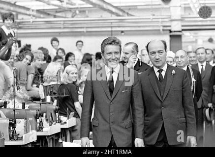 Lord Snowdon, mari de la princesse Margaret, visite l'usine de Burton Hudson Road lors d'une visite de Leeds. 8th juillet 1966. Banque D'Images