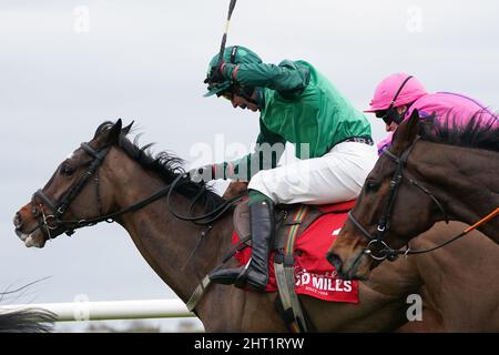 Dimanche paisible, crié par James Joseph Slevin avant de gagner l'obstacle rouge aux enchères irlandais Connolly MILLS EBF Auction Maiden à l'hippodrome de Fairyhouse. Date de la photo: Samedi 26 février 2022. Banque D'Images