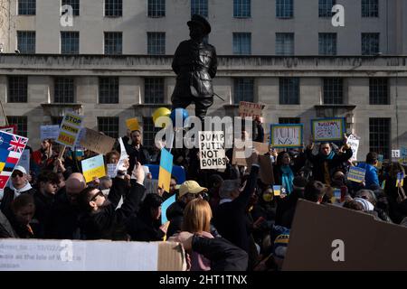 Londres, Royaume-Uni. 26th février 2022. Les Ukrainiens et les partisans protestent à l'extérieur de Downing Street alors que les forces russes attaquent et occupent des régions d'Ukraine. Les manifestants demandent que la guerre cesse et Boris Johnson impose des sanctions contre la Russie, certains comparent Poutine à Hitler. Crédit: Joao Daniel Pereira Banque D'Images