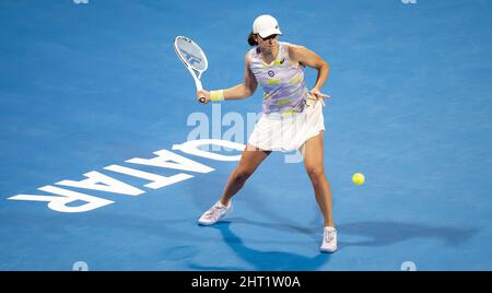 IGA Swiatek de Pologne en action contre Maria Sakkari de Grèce lors de la demi-finale de l'Open de Qatar TotalEnergies 2022, tournoi de tennis WTA 1000 le 25 février 2022 au complexe de tennis et de squash de Khalifa à Doha, Qatar - photo: Rob Prange/DPPI/LiveMedia Banque D'Images