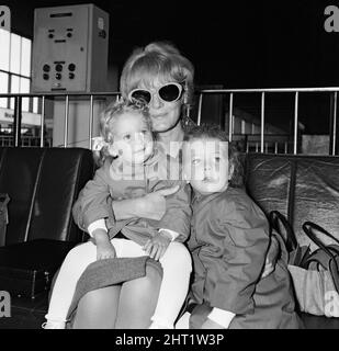 Petula Clark et ses enfants Catherine (2 ans) et Barbara (3 ans) à l'aéroport de Londres sur leur chemin vers Paris. 27th septembre 1965. Banque D'Images