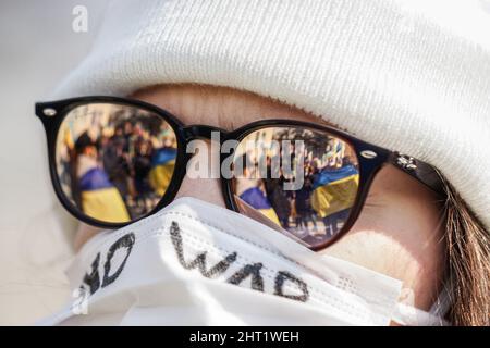 Istanbul, Turquie. 26th févr. 2022. Réflexion d'un couple des lunettes de soleil d'une femme pendant la démonstration. Les Ukrainiens se sont rassemblés pour protester contre l'invasion de l'Ukraine par la Russie à Istanbul, en Turquie. Des explosions et des coups de feu ont été signalés autour de Kiev la deuxième nuit de l'invasion de l'Ukraine par la Russie, qui a fait des dizaines de morts et a suscité des condamnations généralisées de la part des dirigeants américains et européens. Crédit : SOPA Images Limited/Alamy Live News Banque D'Images