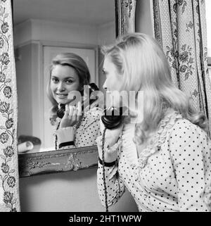 Alexandra Bastedo, actrice britannique, photographiée chez elle à Londres, le jeudi 4th novembre 1965. Banque D'Images