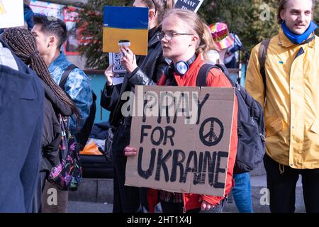 Manifestants manifestant contre l'invasion de l'Ukraine par la Russie, à Newcastle upon Tyne, au Royaume-Uni. Février 2022. Banque D'Images