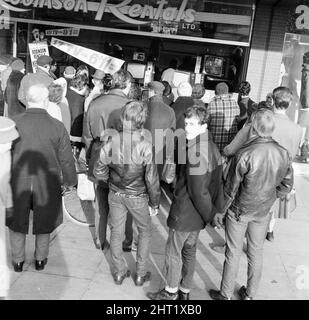 Les acheteurs regardent les funérailles d'État de Sir Winston Churchill par la vitrine de Robinson Rentals, Coventry, 30th janvier 1965. Banque D'Images