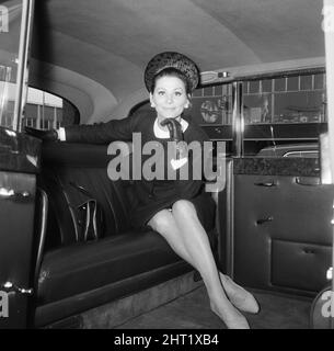 Irina Demick, actrice française, au Royaume-Uni pour la première du nouveau film, ces magnifiques hommes dans leurs machines de vol, dans laquelle elle joue les multiples personnages de comme Brigitte, Ingrid, Marlene, Françoise, Yvette et Betty, Photo à l'aéroport de Londres Heathrow, lundi 31st mai 1965. Banque D'Images