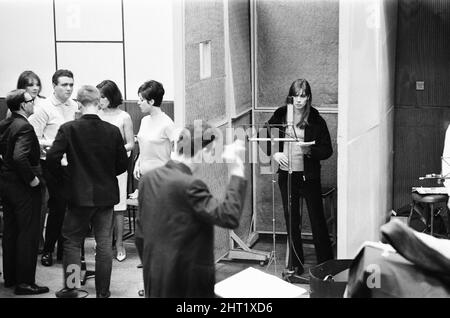 Françoise Hardy, chanteuse française, est au Royaume-Uni pour une séance d'enregistrement et pour faire une apparition sur Ready Steady Go, en studio, Pye Records, Londres, 11th mars 1965. Françoise Hardy est au Royaume-Uni pour une session d'enregistrement et pour faire une apparition sur Ready Steady Go. Banque D'Images