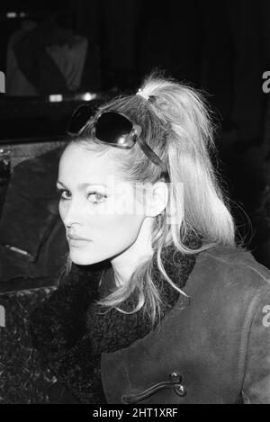 Répétitions avant la Royal film Performance for Born Free, à l'Odeon, Leicester Square, Londres, dimanche 13th mars 1966. Notre photo montre... Ursula Anrobe. Banque D'Images