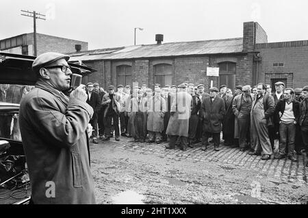 Réunion de masse tenue par des grévistes syndicaux conjoints sur le front de mer de Liverpool pendant la grève des seamans en cours. Des photos montrent: Un représentant syndical parlant à une foule de dockers. 5th octobre 1966. Banque D'Images