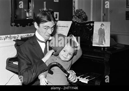 Roy Hudd, est maintenant la star de sa propre série BBC intitulée Simply 'Hudd'. Beaucoup de téléspectateurs plus âgés ont commenté la ressemblance de Roy à un grand comédien des jours passés - Dan Leno, dont il a étudié la vie. Roy est photographié à la maison de Dan Leno à Akerman Road, Brixton, avec son fils Max. 20th novembre 1965. Banque D'Images