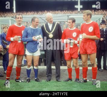 Le match du fa Charity Shield Merseyside derby 1966 entre Liverpool et Everton au parc Goodison. Avant le match, Roger Hunt, Alan ball et Ray Wilson ont participé à la coupe du monde, à la coupe FA et au trophée de la ligue de football autour de Goodison Park. Liverpool a gagné le match par 1 buts à 0. Shows photo: Les joueurs de Liverpool Gerry Byrne, Ian Callaghan et Roger Hunt, accompagnés par le défenseur d'Everton Ray Wilson - tous membres de l'équipe victorieuse de coupe du monde d'Angleterre - reçoivent un tangard d'argent du maire de Liverpool après le match. 13th août 1966. Banque D'Images