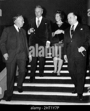 Hugh Cudlipp, président du Mirror Group of Newspapers (2nd à gauche), en photo avec le Premier ministre Harold Wilson, l'épouse Mme Mary Wilson et la productrice de film Lew Grade, au Queens Theatre, Londres, où ils ont assisté au Golden Drama d'ATV, une production de stars, le 31st janvier 1965. Banque D'Images