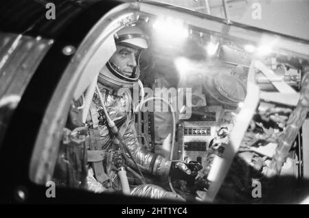 Mercury vaisseau spatial Friendship 7 au Science Museum, Londres, octobre 1965. Nouvelle conférence de presse pour annoncer que l'astronaute Colonel John Glenn ouvrira la semaine prochaine à Londres une exposition de la capsule spatiale Mercury dans laquelle il a effectué son vol spatial historique sur trois orbites en 1962. L'exposition sera ouverte jusqu'en février (1966). Banque D'Images