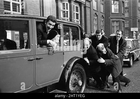 Le mariage d'Al Mancini et de Denny Dayviss au Caxton Hall, Londres. Les huit meilleurs hommes font la queue pour embrasser la mariée. Le pont et le marié sont photographiés dans une saloon Rolls Royce 1924 avec les huit meilleurs hommes, lance Percival, Jack Duncan, Frank Dux, Kenneth Cope, Roy Kinnear, William Rushton, Ronnie Carroll et Ned Sherrin, lui donnent une impulsion. 23rd novembre 1965. Banque D'Images
