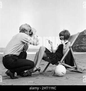 Cilla Black et son directeur Bobby Willis sur une plage sur la côte nord-est. 8th juin 1965. Banque D'Images