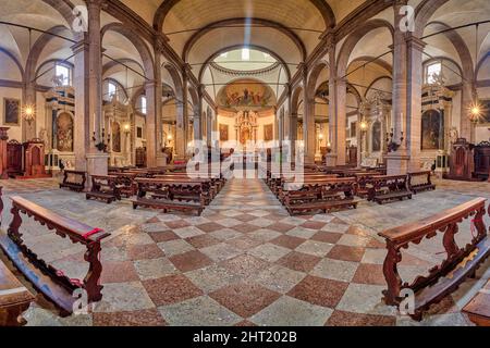 Vue intérieure sur la cathédrale de Belluno. Banque D'Images