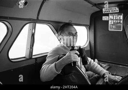 La recherche du bateau de plaisance disparu Darlwyne qui a coulé le 31st juillet 1966. En photo, M. Robert Rainbird dans un avion rapide pendant la recherche. Le naufrage tragique du Darlwyne a entraîné la perte de 31 vies et l'épave du bateau n'a jamais été trouvée. Les cadavres de seulement 12 des 31 personnes à bord ont jamais été récupérés. 4th août 1966. Banque D'Images