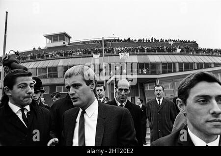 David McCallum, acteur qui joue le rôle d'agent secret Illya Kuryakin dans NBC, montre l'homme de l'ONU C. L.E., photographié arrivant à l'aéroport de Londres. 16th mars 1966. Banque D'Images