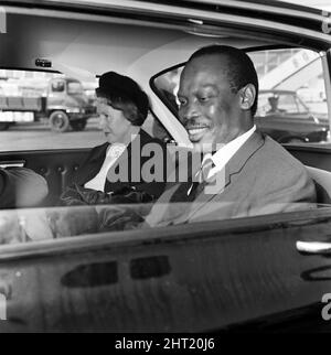 Le premier ministre de Bechuanaland, Seretse Khama, et son épouse Ruth Williams Khama arrivant à l'aéroport de Londres depuis l'Afrique du Sud. 20th octobre 1965. Banque D'Images