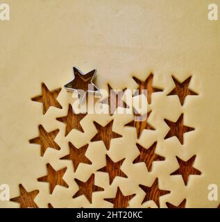 Pâte à biscuits au sucre brut déployée sur le comptoir avec emporte-pièce en forme d'étoile, pour Noël ou autre pâtisserie de vacances à la maison, Browntown, Wisconsin, États-Unis Banque D'Images