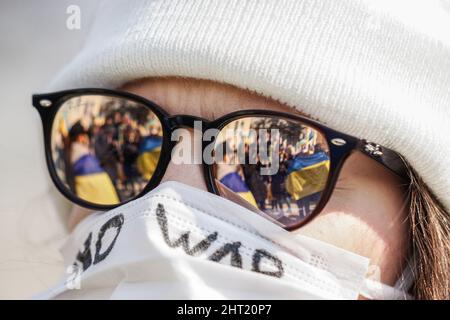 Istanbul, Turquie. 26th févr. 2022. Réflexion d'un couple des lunettes de soleil d'une femme pendant la démonstration. Les Ukrainiens se sont rassemblés pour protester contre l'invasion de l'Ukraine par la Russie à Istanbul, en Turquie. Des explosions et des coups de feu ont été signalés autour de Kiev la deuxième nuit de l'invasion de l'Ukraine par la Russie, qui a fait des dizaines de morts et a suscité des condamnations généralisées de la part des dirigeants américains et européens. (Photo par Ibrahim Oner/SOPA Images/Sipa USA) crédit: SIPA USA/Alay Live News Banque D'Images